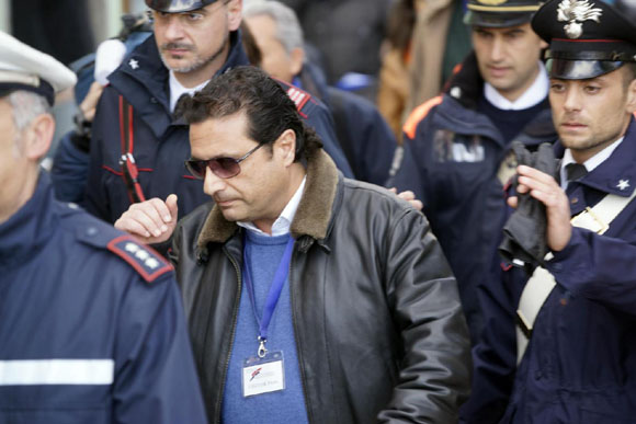 Costa Concordia, Schettino sale a bordo. Ma scoppia la rissa Costa Concordia, Schettino sale a bordo. Ma scoppia la rissa