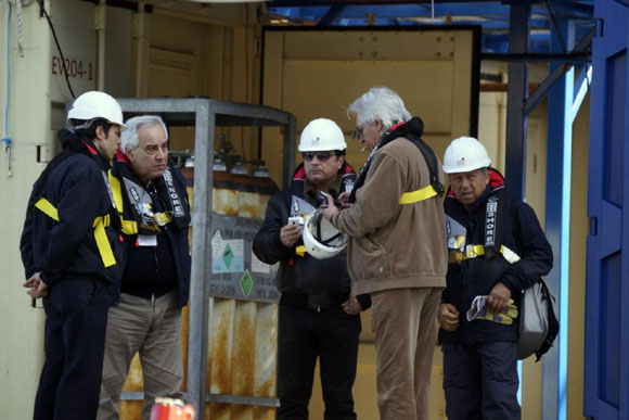 Costa Concordia, Schettino sale a bordo. Ma scoppia la rissa Costa Concordia, Schettino sale a bordo. Ma scoppia la rissa