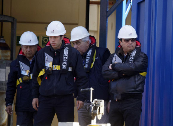 Costa Concordia, Schettino sale a bordo. Ma scoppia la rissa Costa Concordia, Schettino sale a bordo. Ma scoppia la rissa