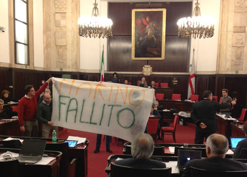 Salva-Roma, “Marino fallito”, striscione in consiglio comunale a Milano Salva-Roma, “Marino fallito”, striscione in consiglio comunale a Milano