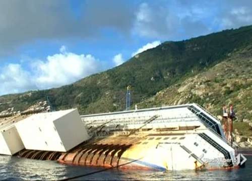 Costa Concordia, Schettino sale a bordo. Ma scoppia la rissa Costa Concordia, Schettino sale a bordo. Ma scoppia la rissa
