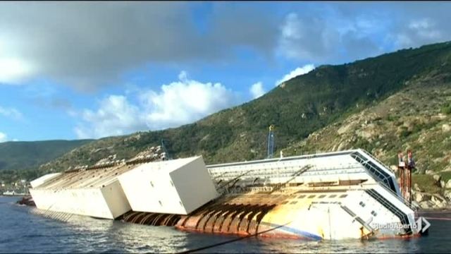 Costa Concordia, Schettino sale a bordo. Ma scoppia la rissa Costa Concordia, Schettino sale a bordo. Ma scoppia la rissa
