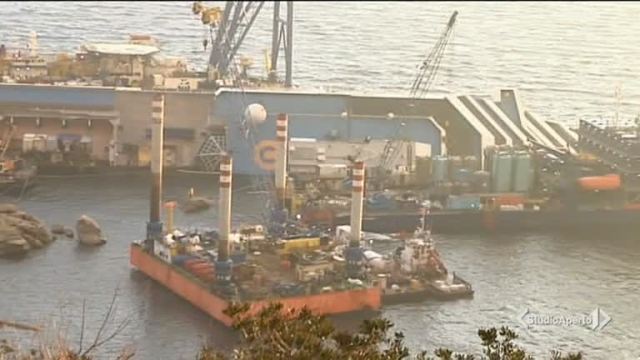 Costa Concordia, Schettino sale a bordo. Ma scoppia la rissa Costa Concordia, Schettino sale a bordo. Ma scoppia la rissa