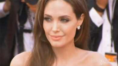 VIDEO: Oscar, Angelina Jolie fa le prove con le scarpe che indosserà sul palco