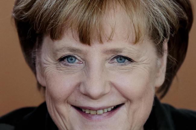 Angela Merkel a Londra, discorso al Parlamento e tè con la Regina Angela Merkel a Londra, discorso al Parlamento e tè con la Regina