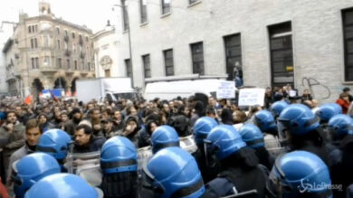 VIDEO: Immigrazione, scontri a Torino durante corteo Lega Nord