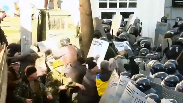 Yanukovich: “La Crimea non si separi”. Congelati i conti dell’ex leader