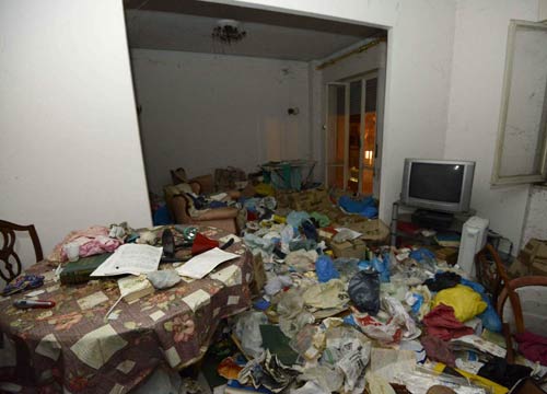 Napoli, da 8 anni segregata dalla madre. Le foto della casa dell’orrore