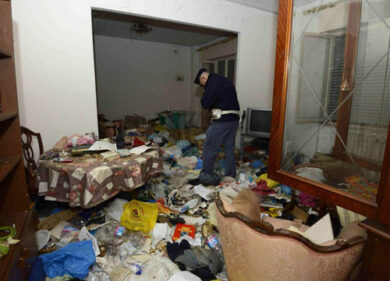 Napoli, da 8 anni segregata dalla madre. Le foto della casa dell’orrore