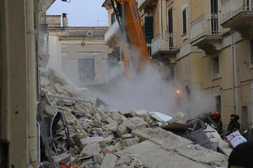 Palazzina crolla nel Torinese. Sei feriti, tra cui due bimbe Palazzina crolla nel Torinese. Sei feriti, tra cui due bimbe