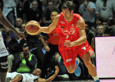 Cerella star: il popolo dell’Olimpia di Armani lo elegge nuovo idolo