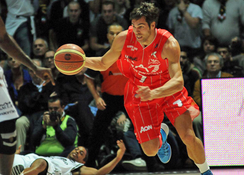 Cerella star: il popolo dell’Olimpia di Armani lo elegge nuovo idolo Cerella star: il popolo dell’Olimpia di Armani lo elegge nuovo idolo