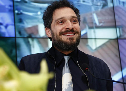 Uomini con la barba? Chi ne ha poca se la fa impiantare. Foto Uomini con la barba? Chi ne ha poca se la fa impiantare. Foto