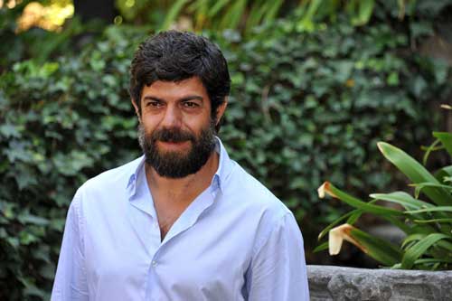 Uomini con la barba? Chi ne ha poca se la fa impiantare. Foto Uomini con la barba? Chi ne ha poca se la fa impiantare. Foto