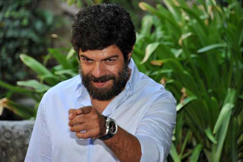 Uomini con la barba? Chi ne ha poca se la fa impiantare. Foto Uomini con la barba? Chi ne ha poca se la fa impiantare. Foto