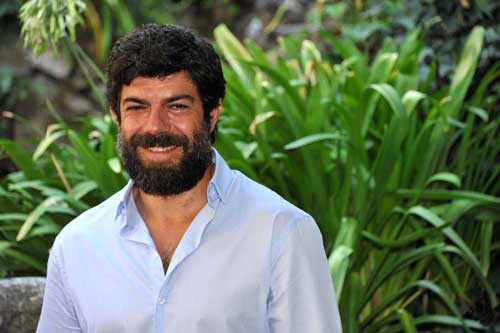 Uomini con la barba? Chi ne ha poca se la fa impiantare. Foto Uomini con la barba? Chi ne ha poca se la fa impiantare. Foto