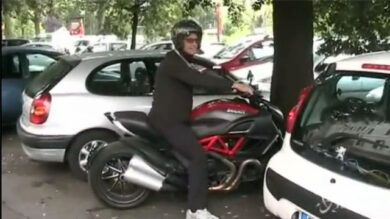 VIDEO: Spettacolo LaPresse News Roma: Fiorello in sella alla sua nuova moto.