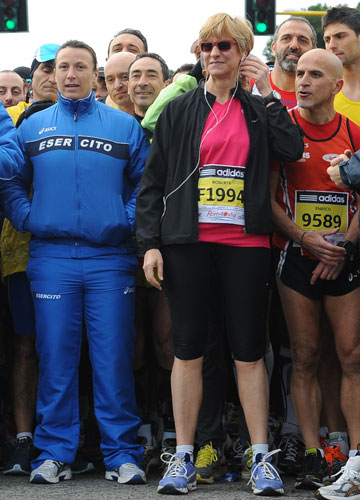 Esplode l’Ucraina, il ministro… corre. Roma-Ostia, un morto alla maratona