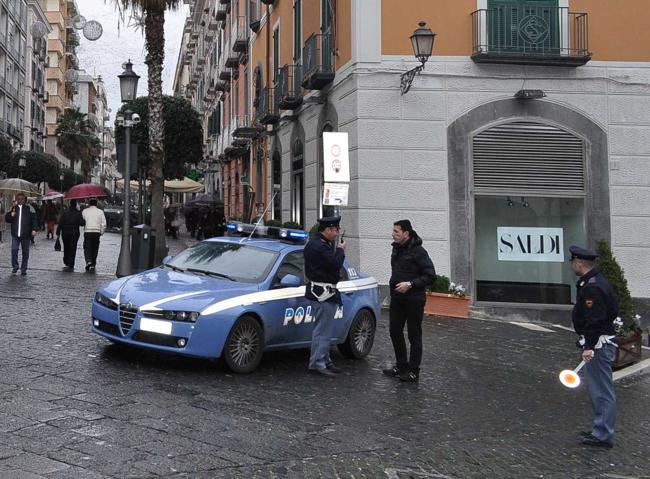 Donna uccisa a coltellate insieme al suo bambino di tre anni Donna uccisa a coltellate insieme al suo bambino di tre anni