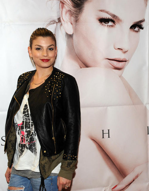 Emma Marrone suona in mutande:  la foto sexy fa impazzire i fans