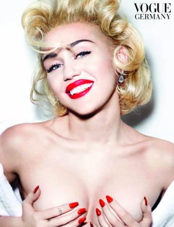 Nuovo scandalo per Miley Cyrus: bacia una fan con la lingua sul palco Nuovo scandalo per Miley Cyrus: bacia una fan con la lingua sul palco