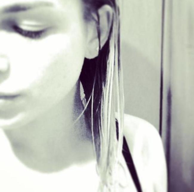 Emma Marrone suona in mutande:  la foto sexy fa impazzire i fans