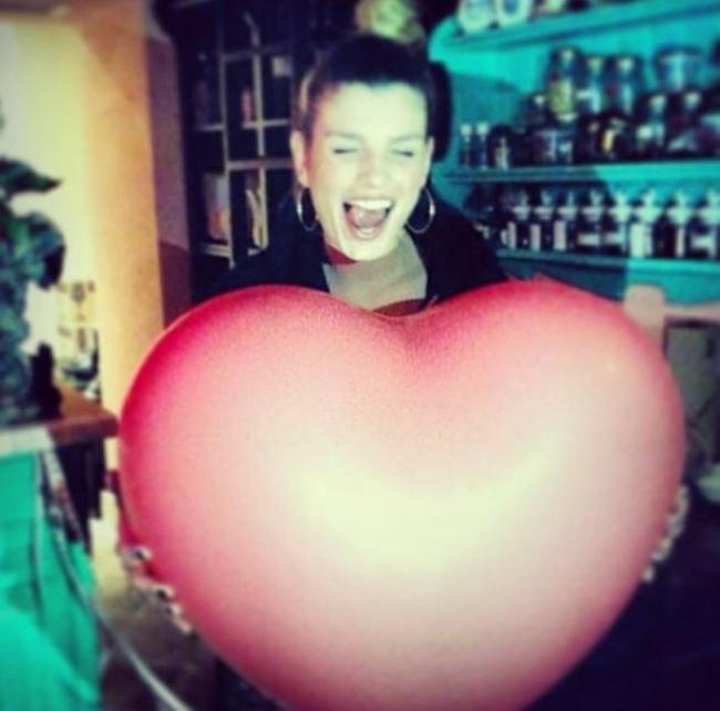 Emma Marrone suona in mutande:  la foto sexy fa impazzire i fans