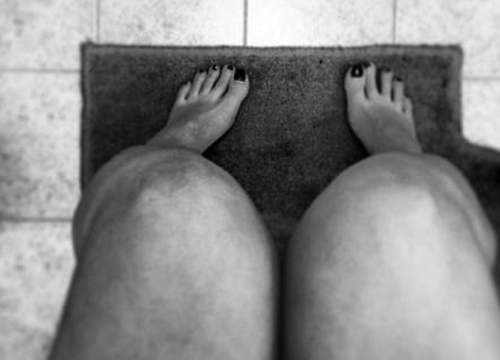 Emma Marrone suona in mutande:  la foto sexy fa impazzire i fans