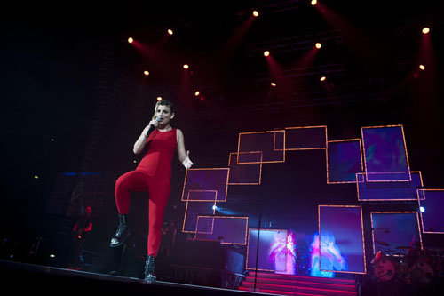 Emma Marrone suona in mutande:  la foto sexy fa impazzire i fans