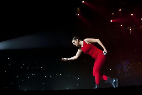 Emma Marrone suona in mutande:  la foto sexy fa impazzire i fans