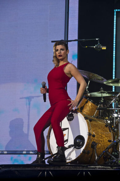 Emma Marrone suona in mutande:  la foto sexy fa impazzire i fans