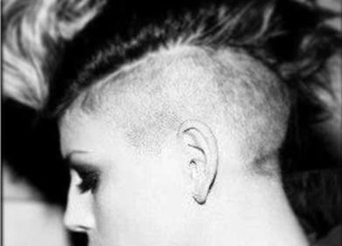 Emma Marrone suona in mutande:  la foto sexy fa impazzire i fans