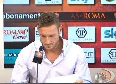VIDEO: Totti firma il rinnovo con la Roma alla vigilia del Derby