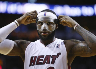 Lebron in versione Batman da record: 61 punti contro Charlotte. VIDEO