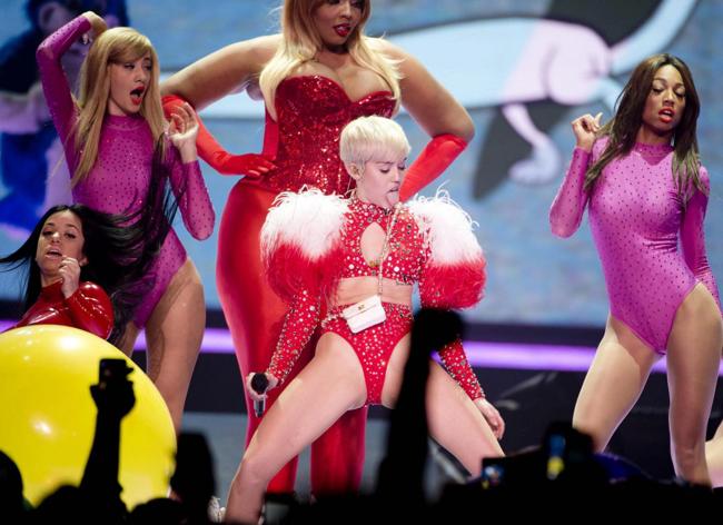 Nuovo scandalo per Miley Cyrus: bacia una fan con la lingua sul palco Nuovo scandalo per Miley Cyrus: bacia una fan con la lingua sul palco