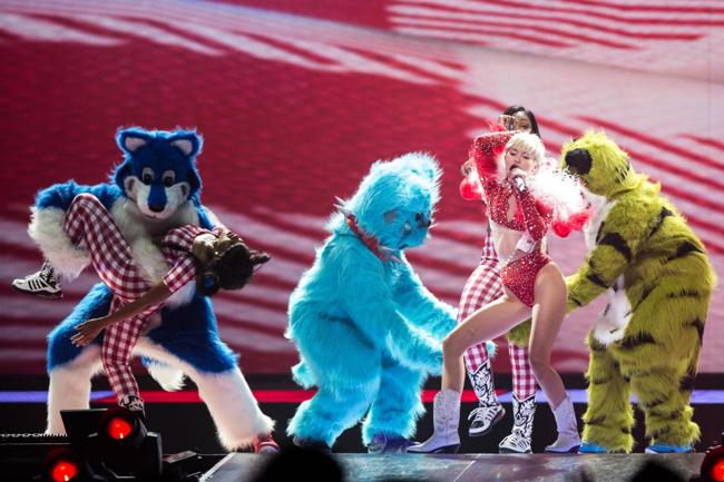 Nuovo scandalo per Miley Cyrus: bacia una fan con la lingua sul palco Nuovo scandalo per Miley Cyrus: bacia una fan con la lingua sul palco