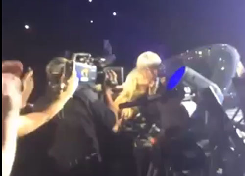 Nuovo scandalo per Miley Cyrus: bacia una fan con la lingua sul palco Nuovo scandalo per Miley Cyrus: bacia una fan con la lingua sul palco
