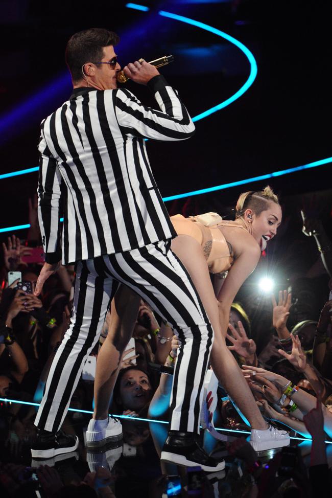 Nuovo scandalo per Miley Cyrus: bacia una fan con la lingua sul palco Nuovo scandalo per Miley Cyrus: bacia una fan con la lingua sul palco