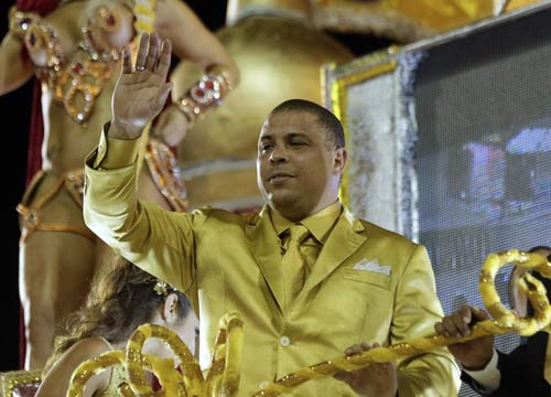Ronaldo fa pipì in una bottiglia durante la diretta tv del Carnevale di Rio Ronaldo fa pipì in una bottiglia durante la diretta tv del Carnevale di Rio