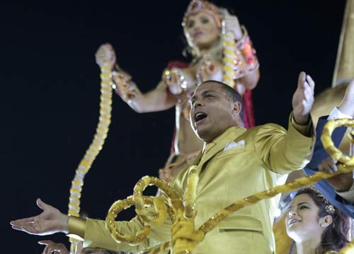 Ronaldo fa pipì in una bottiglia durante la diretta tv del Carnevale di Rio Ronaldo fa pipì in una bottiglia durante la diretta tv del Carnevale di Rio