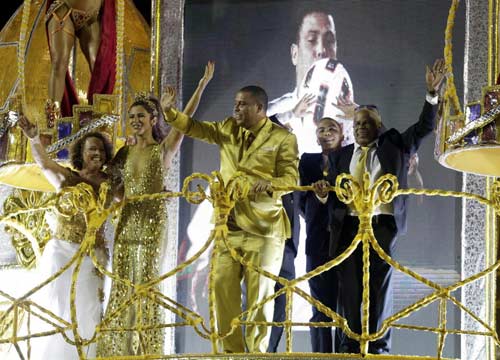 Ronaldo fa pipì in una bottiglia durante la diretta tv del Carnevale di Rio Ronaldo fa pipì in una bottiglia durante la diretta tv del Carnevale di Rio