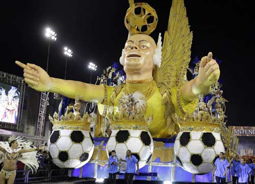 Ronaldo fa pipì in una bottiglia durante la diretta tv del Carnevale di Rio Ronaldo fa pipì in una bottiglia durante la diretta tv del Carnevale di Rio