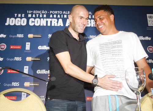 Ronaldo fa pipì in una bottiglia durante la diretta tv del Carnevale di Rio Ronaldo fa pipì in una bottiglia durante la diretta tv del Carnevale di Rio