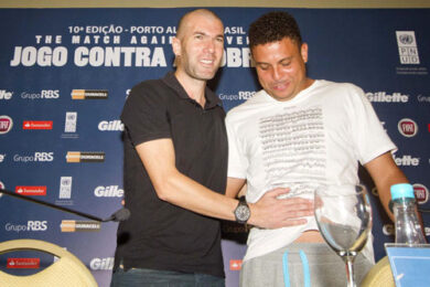 Ronaldo fa pipì in una bottiglia durante la diretta tv del Carnevale di Rio