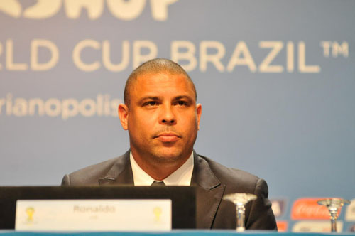 Ronaldo fa pipì in una bottiglia durante la diretta tv del Carnevale di Rio Ronaldo fa pipì in una bottiglia durante la diretta tv del Carnevale di Rio