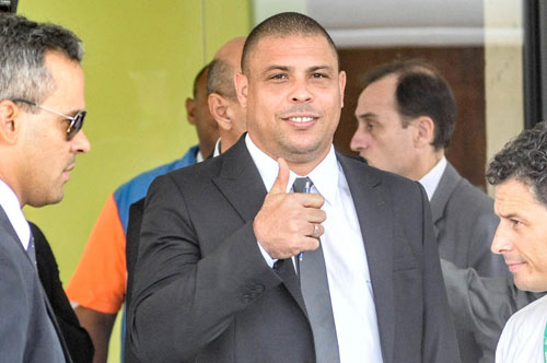 Ronaldo fa pipì in una bottiglia durante la diretta tv del Carnevale di Rio Ronaldo fa pipì in una bottiglia durante la diretta tv del Carnevale di Rio
