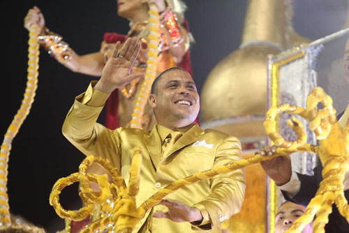 Ronaldo fa pipì in una bottiglia durante la diretta tv del Carnevale di Rio Ronaldo fa pipì in una bottiglia durante la diretta tv del Carnevale di Rio