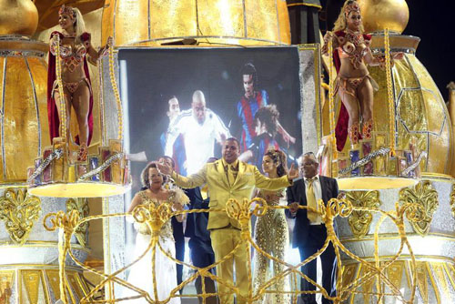 Ronaldo fa pipì in una bottiglia durante la diretta tv del Carnevale di Rio Ronaldo fa pipì in una bottiglia durante la diretta tv del Carnevale di Rio