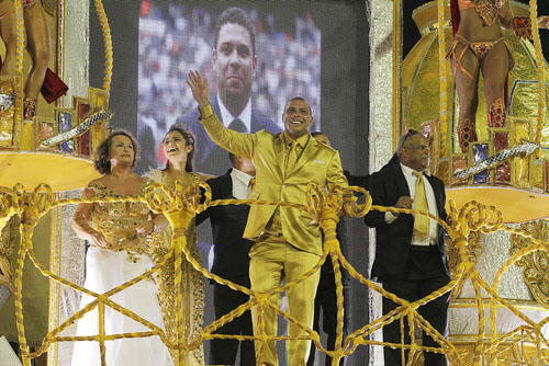 Ronaldo fa pipì in una bottiglia durante la diretta tv del Carnevale di Rio Ronaldo fa pipì in una bottiglia durante la diretta tv del Carnevale di Rio