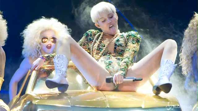 Nuovo scandalo per Miley Cyrus: bacia una fan con la lingua sul palco Nuovo scandalo per Miley Cyrus: bacia una fan con la lingua sul palco